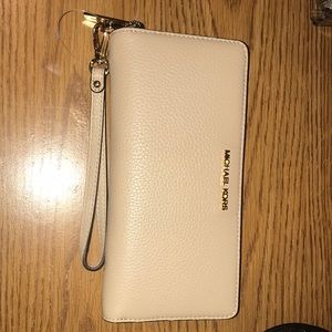 Michael Kors- Jet Set Large Leather Continental Wristlet in Soft Pink